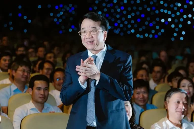 3.000 người đội mưa xem truyền thuyết 7 tráng sĩ bảo vệ quan tài Đinh Tiên Hoàng Đế