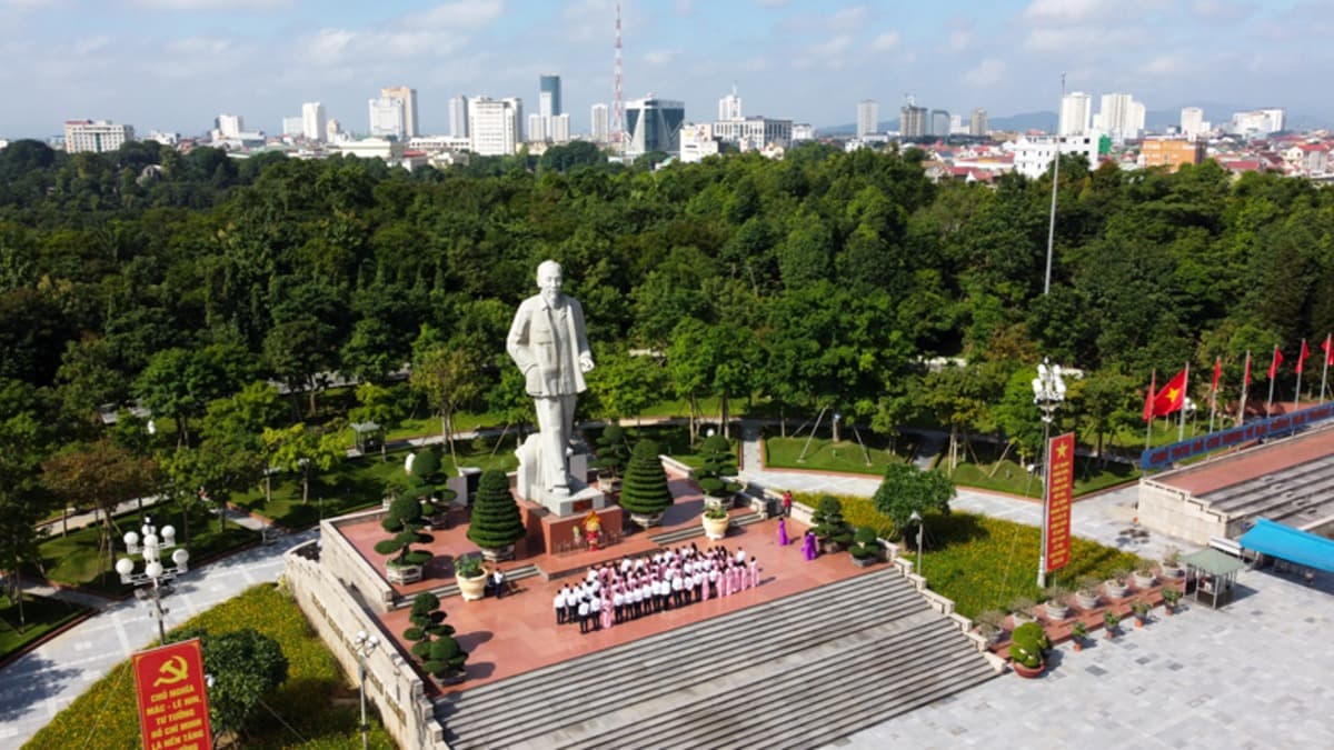 Quảng trường Hồ Chí Minh và Tượng đài Bác Hồ